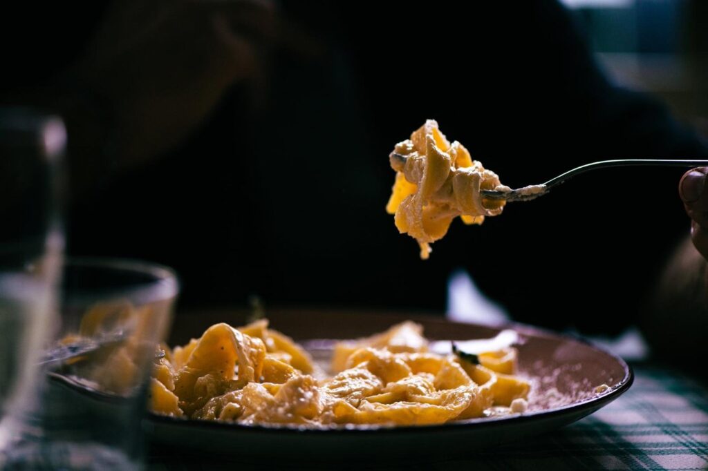 Pasta fresca servita al tavolo