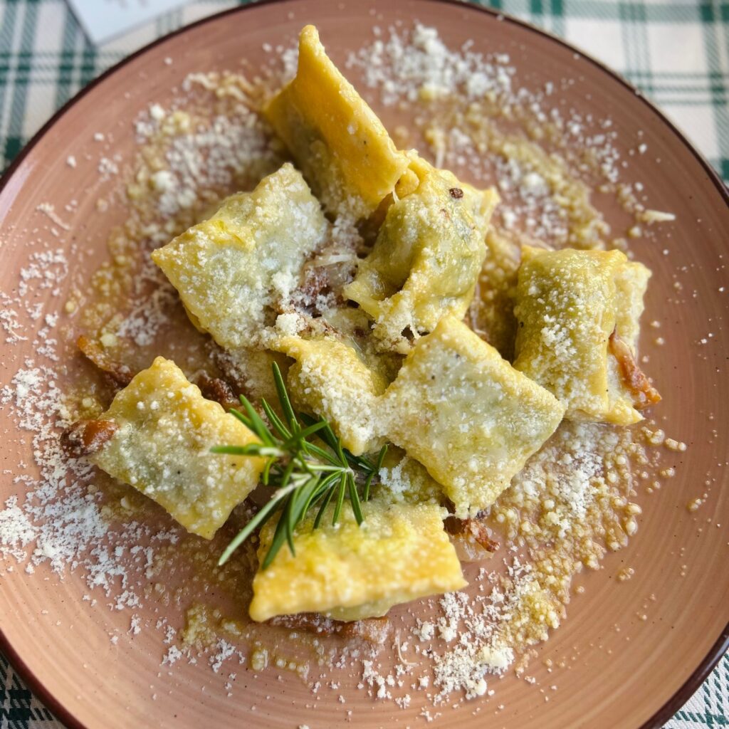 Pasta fresca con formaggio e rosmarino